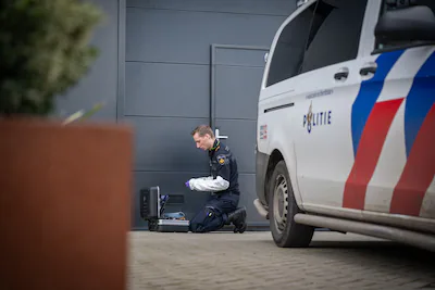 de-politie-doet-nader-onderzoek-bij-de-loods-na-de-inbraak-van-dinsdagavond.webp