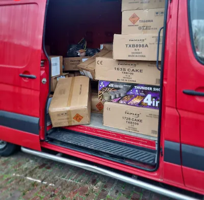 de-politie-heeft-maandagavond-zon-1045-kilo-illegaal-vuurwerk-aangetroffen-in-een-geparkeerde-bestel.webp