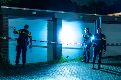 de-politie-onderzoekt-kogelinslagen-in-garagedeuren-op-het-snoekenveen.webp