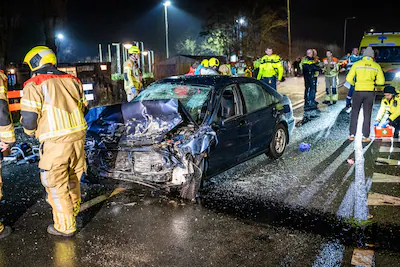 de-schade-aan-de-auto-is-flink-na-de-aanrijding-op-de-hoogeveenseweg-in-hazerswoude-dorp.webp