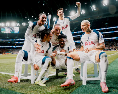 de-spelers-van-spurs-vieren-een-feestje.webp