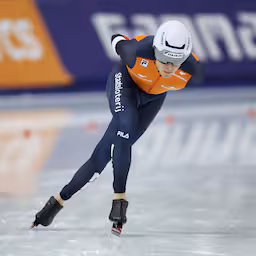 de-vreemde-schaatsdag-van-marcel-bosker-opeens-lag-iemand-op-het-ijs.jpg