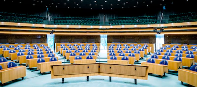 den-haag-overzicht-van-de-plenaire-zaal-in-de-tweede-kamer-de-zaal-is-leeggehaald-vanwege-de-verbouw.webp