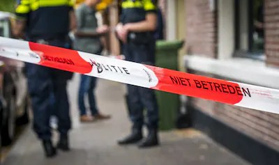 den-haag-politie-doet-opnieuw-onderzoek-in-de-woning-van-thijs-h-aan-de-hooikade-in-den-haag-h-wordt.webp