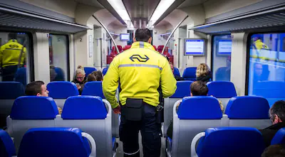 den-haag-veiligheid-service-medewerker-van-de-ns-aan-het-werk-op-station-den-haag-cs-de-nederlandse.webp