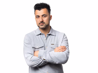 deventer-11-05-2021-portret-van-ozcan-akyol-voor-zijn-column-in-het-ad-foto-joost-hoving.avif