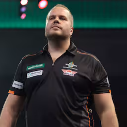 dirk-van-duijvenbode-laat-zich-verrassen-en-is-opnieuw-snel-klaar-op-wk-darts.jpg