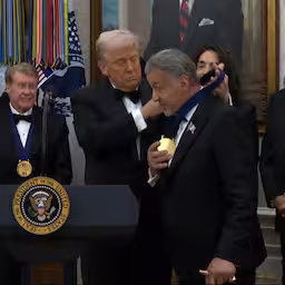 donald-trump-hangt-sylvester-stallone-prestigieuze-medaille-om.jpg
