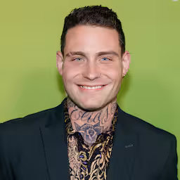 douwe-bob-krijgt-speciale-tatoeage-van-schiffmacher-stukje-geschiedenis.jpg
