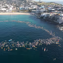 drone-filmt-eerbetoon-aan-slachtoffers-aanslag-bondi-beach-in-sydney.jpg