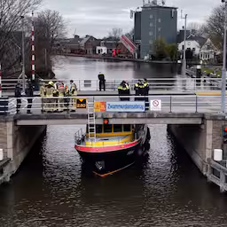 drone-filmt-patrouilleschip-dat-vastzit-onder-brug-in-zwammerdam.jpg