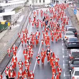 duizenden-kerstmannen-rennen-door-straten-van-boedapest.jpg