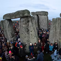 duizenden-mensen-vieren-de-zonnewende-bij-stonehenge.jpg