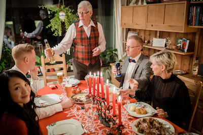 een-echt-feest-is-het-vaak-niet-aan-de-kerstdis-samen.webp