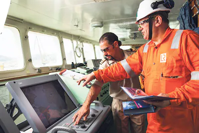 een-inspecteur-aan-het-werk-op-de-brug-van-een-schip.webp