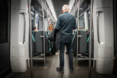 een-man-zonder-jas-in-metrolijn-e-in-rotterdam-het-is-in-de-metro-stellen-van-de-e-lijn-altijd-warme.webp