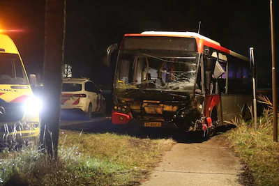 een-stadsbus-en-een-auto-zijn-donderdagmiddag-op-elkaar-gebotst-op-de-zelleput-in-steenbergen.webp