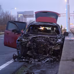 enorme-ravage-op-a20-na-botsing-tegen-vangrail.jpg
