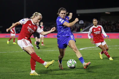 epa12581628-beth-mead-of-arsenal-in-action-against-alieke-tuin-of-twente-c-during-the-uefa-women-s-c.webp