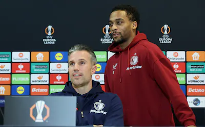 epa12583507-feyenoord-s-head-coach-robin-van-persie-and-player-quinten-timber-r-attend-a-press-confe.webp