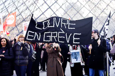 epa12593795-louvre-workers-from-various-unions-including-cgt-cfdt-and-sud-hold-a-banner-reading-louv.webp