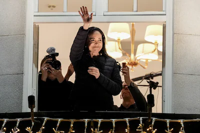 epaselect-epa12584334-nobel-peace-prize-laureate-maria-corina-machado-waves-from-the-balcony-at-the.webp