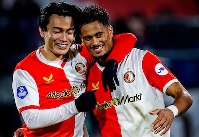 feyenoord-pec-zwolle-seizoen-2025-2026-ayase-ueda-viert-een-feestje-met-gonzalo-borges-na-de-6-1-win.jpeg