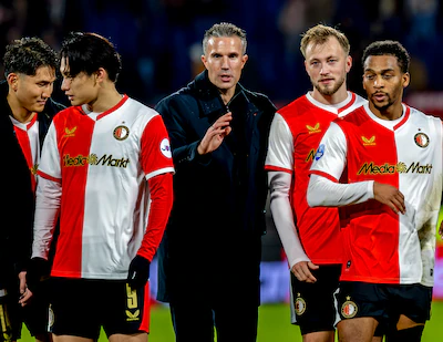 feyenoord-pec-zwolle-seizoen-2025-2026-casper-tengstedt-wordt-naar-voren-geschoven-door-robin-van-pe.webp