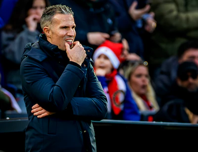 feyenoordf-fc-twente-seizoewn-2025-2026-robin-van-persie-bekijkt-het-vanaf-de-kant-foto-pim-ras.webp
