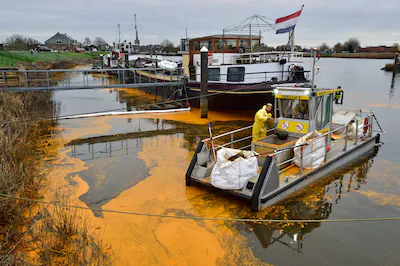 foto-pim-mul-02122025-bij-een-bedrijf-in-ouderkerk-aan-den-ijssel-is-palmolie-gelekt-in-de-hollandsc.webp