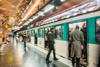 france-azle-de-france-paris-the-metro-underground-station-arts-et-metiers.webp
