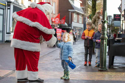 gezellige-winkeldrukte-in-baarnse-laanstraat-het-was-op-de-kerstkoopzondag-niet-heel-druk-wel-gezell.webp