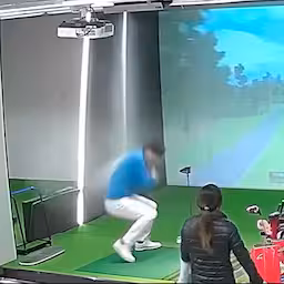 golfbal-kaatst-hard-terug-in-simulator-en-veroorzaakt-waterlek.jpg