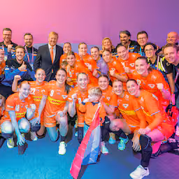 handbalsters-betrekken-koning-in-feestvreugde-op-wk-hij-doet-lekker-mee.jpg