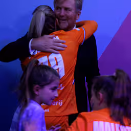 handbalsters-knuffelen-met-de-koning-na-winnen-kwartfinales-wk.jpg
