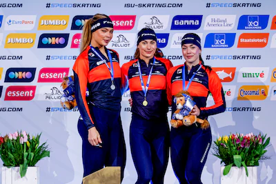 heerenveen-netherlands-december-7-second-jutta-leerdam-of-the-netherlands-and-winner-femke-kok-of-th.webp