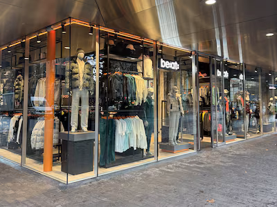 het-nederlandse-kledingmerk-be-at-uitspraak-bie-et-heeft-een-eigen-flagship-conceptstore-op-de-iconi.avif