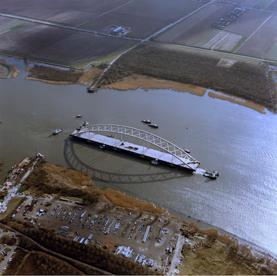 het-transport-van-de-tweede-van-brienenoordbrug-in-februari-1989-van-zwijndrecht-naar-rotterdam.avif