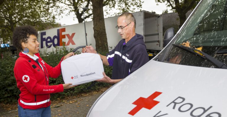 https3A2F2Fwww.metronieuws.nl2Fwp-content2Fuploads2F20232F102Frode-kruis-ramp-noodpakket-e16.jpeg