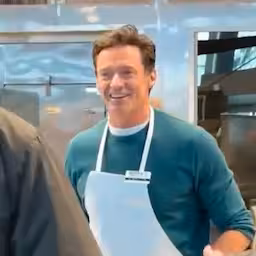 hugh-jackman-serveert-ijsjes-in-amerikaanse-ijssalon.jpg
