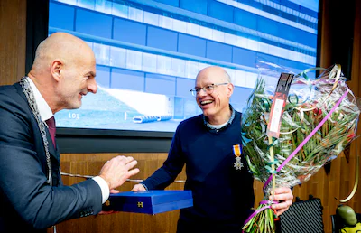 huub-nijs-ontvangt-een-koninklijke-onderscheiding-uit-handen-van-burgemeester-ronald-schneider.webp