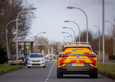 illustratie-een-elektrische-volkswagen-id-4-van-de-anwb-wegenwacht-in-den-haag-de-pechhulpdienst-hee.avif