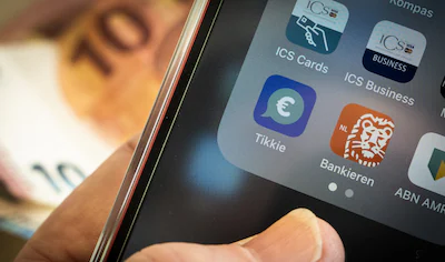 illustratief-betaaldienst-tikkie-op-een-telefoon-particulieren-en-bedrijven-gebruiken-de-app-van-abn.webp