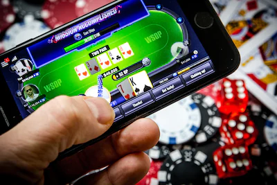 illustratief-een-telefoon-met-een-online-pokerspel-ruim-1-8-miljoen-nederlanders-gaven-in-2018-aan-w.webp