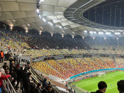 in-het-stadion-van-boekarest-zijn-duizenden-feyenoordsupporters-aanwezig.webp