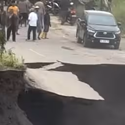 indonesiers-gaan-net-op-tijd-achteruit-als-weg-plotseling-instort.jpg