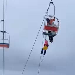 inzittenden-met-touwen-uit-kapotte-skilift-in-oekraine-gehaald.jpg