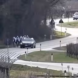italiaanse-wielerploeg-wordt-beschoten-vanuit-passerende-auto.jpg