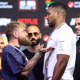jake-paul-zit-aan-tepel-van-anthony-joshua-tijdens-staredown.jpg