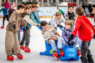 jg20251218-003-dordreceht-kinderen-schaatsen-op-het-ijs-van-de-schaatsbaan-bij-de-spuiboulevard.webp